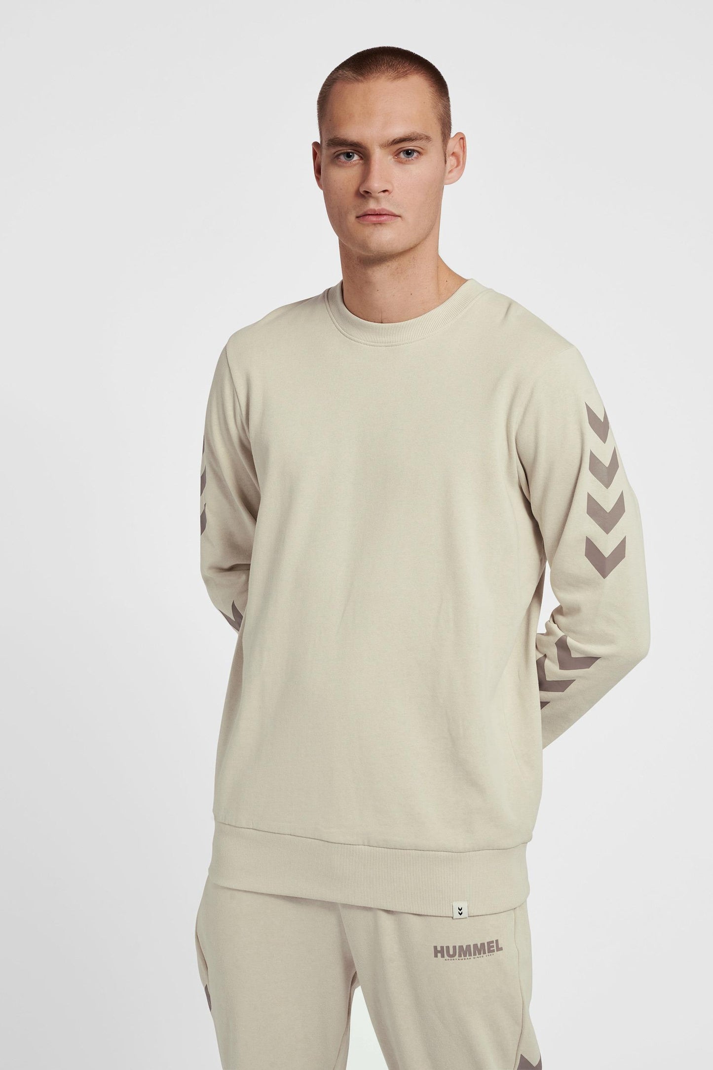 HUMMEL - Hmllegacy Chevron Sweatshirt - Pumice Stone